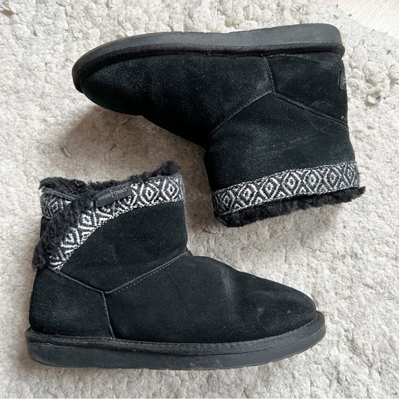 Minnetonka Moccassins Aztec Middleton Black White Leather Sheepskin Ankle Boots - Picture 1 of 8